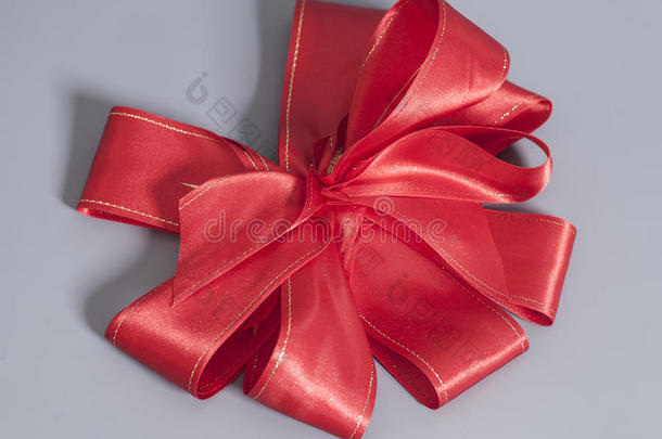 大红色缎子礼物蝴蝶结。 丝带。