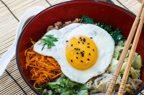 带阳光鸡蛋的比宾巴，韩国菜
