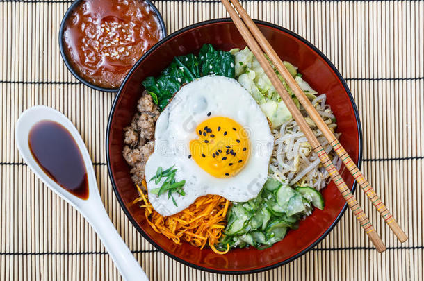 在一个碗里盛着酱汁的bibimbap<strong>韩国</strong>菜