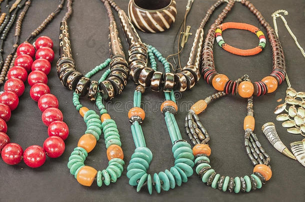 非洲传统手工制作的五颜六色的珠子手镯，项链，吊坠。