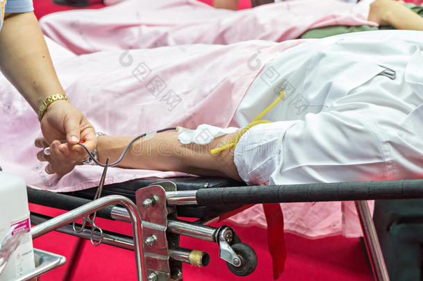 献血者进行捐赠