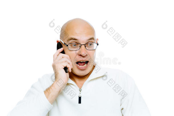 秃头男人通过电话进行<strong>情感交流</strong>。 孤立的。 工作室
