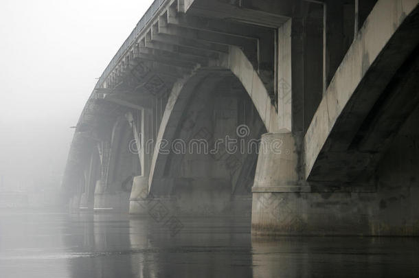 雾中河上的混凝土拱桥
