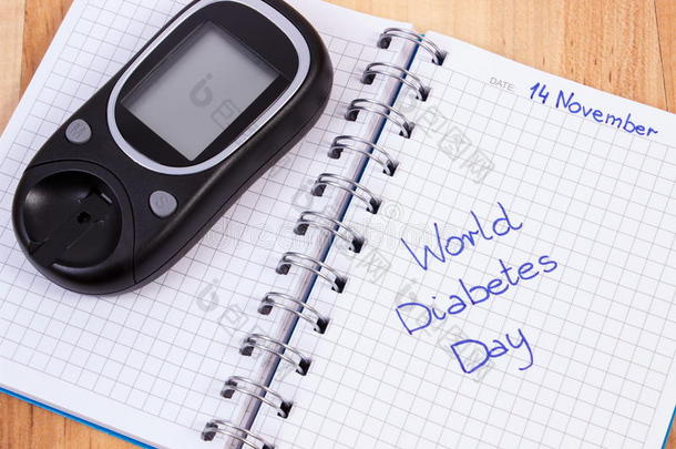 血糖仪和世界<strong>糖尿病日</strong>写在笔记本上