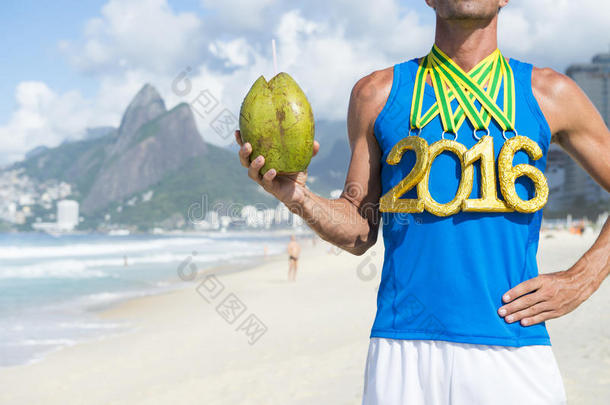 2016年金牌运动员持有椰子里约