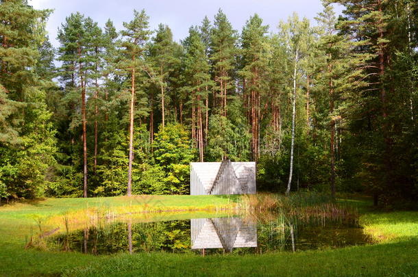 路易特的双重负金字塔。 欧洲公园。 维尔纽斯。 立陶宛