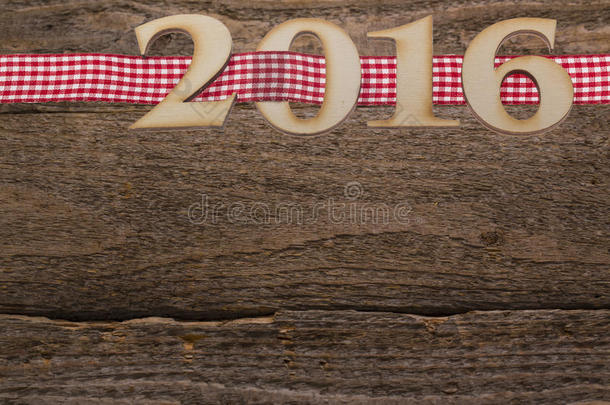 木制背景上的2016字幕