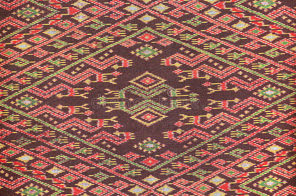 五颜六色的泰国丝绸手<strong>工艺品</strong>秘鲁风格的地毯表面关闭更多的这个主题和更多的纺织品秘鲁条纹美丽的<strong>背景</strong>