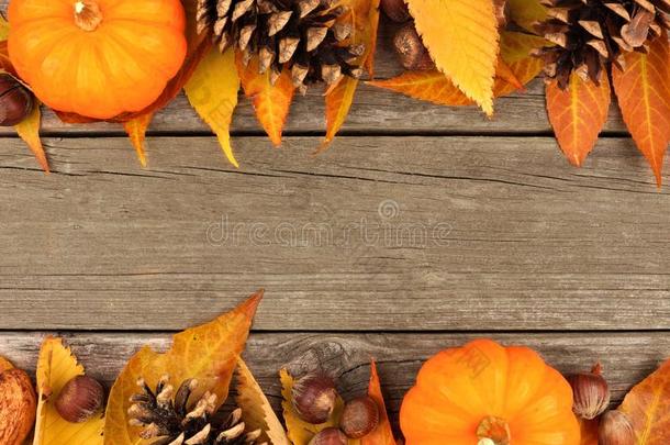 乡村木材上的秋季双边框