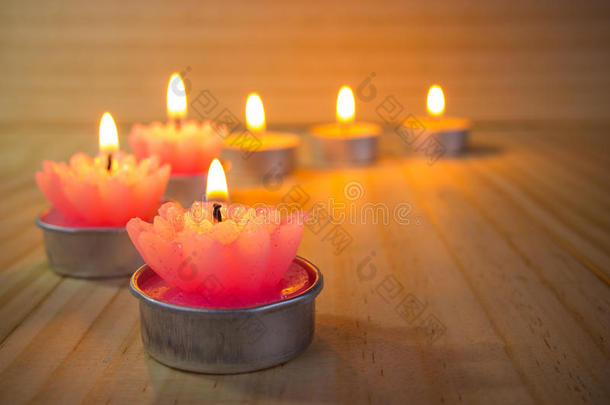 冥想中的蜡烛放在木地板上