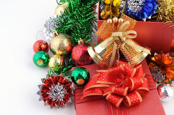 圣诞礼品盒，装饰和<strong>彩色球</strong>隔离在白色背景上