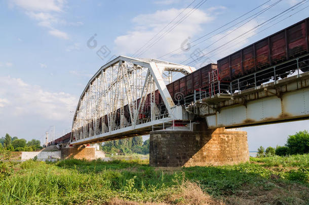 货运火车经过这座桥