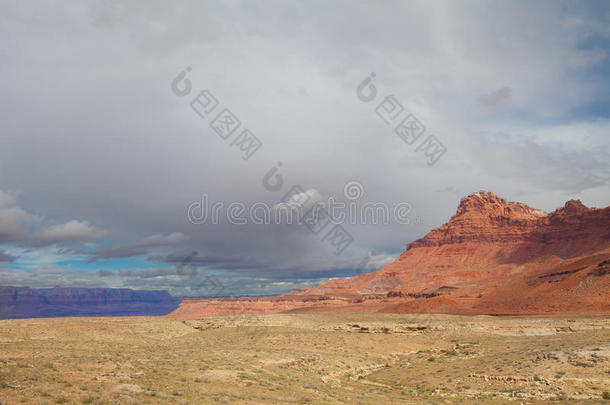 从遥远的道路上看到的蔚蓝的悬崖，通往大峡谷北缘的马鞍山荒野