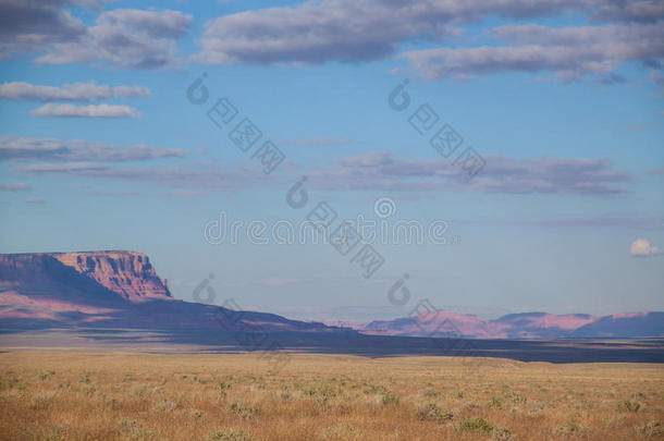 从遥远的道路上看到的蔚蓝的悬崖，通往大峡谷北缘的马鞍山荒野