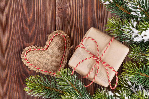 圣诞树树枝上有礼品盒和心脏玩具