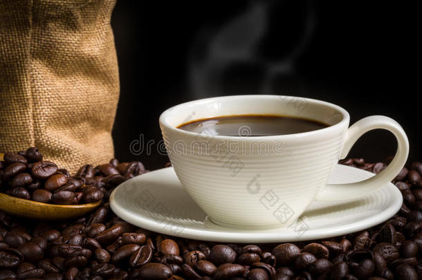 咖啡杯和豆子/咖啡杯和豆子/咖啡杯和黑色背景的豆子