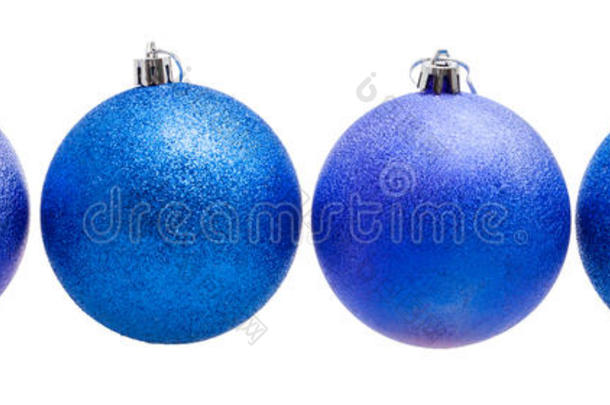 四个蓝色圣诞球隔离在白色背景上