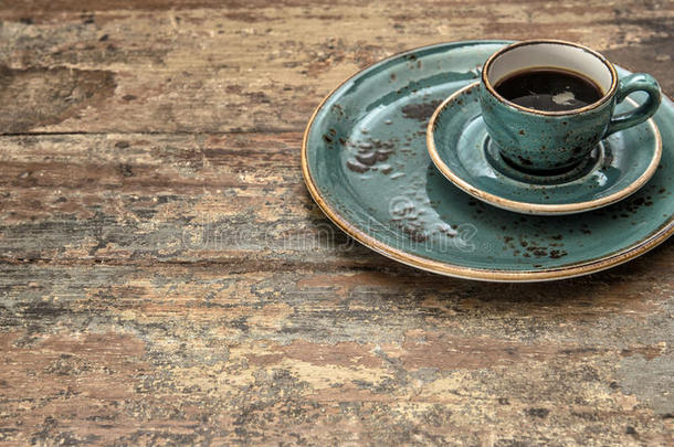 木制背景上的蓝色咖啡。 复古风格