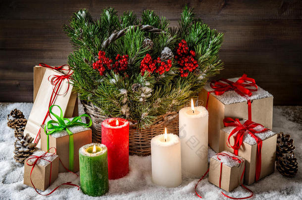 圣诞静物燃烧蜡烛和礼品盒<strong>灯光效</strong>果