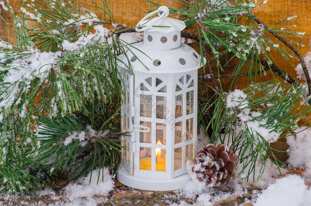 装饰灯笼在雪中用针叶树树枝燃烧