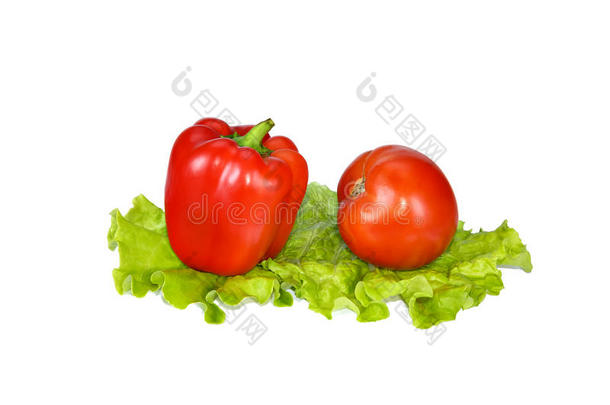 <strong>生菜叶</strong>子上漂亮的红辣椒和西红柿。