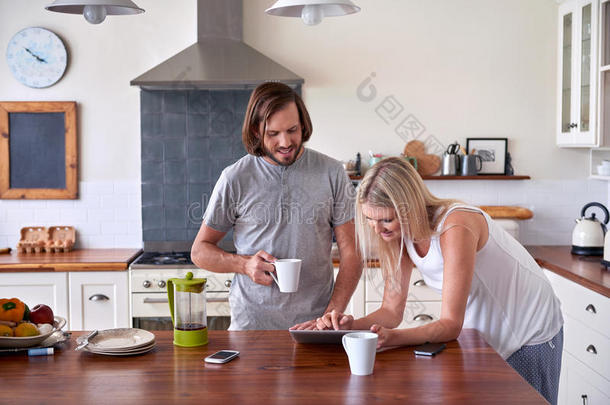 咖啡生活方式夫妇平板电脑