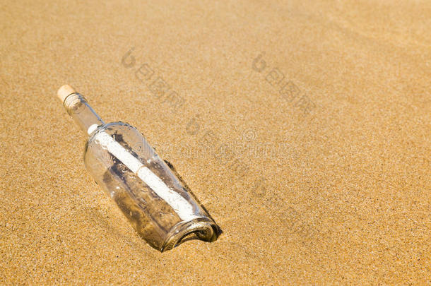 在沙滩上用瓶子传递信息