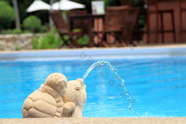 在游泳池里喷水的<strong>动物</strong>雕塑