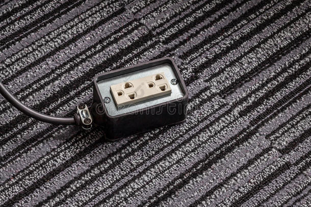 电气插座与电源插头电缆在地毯地板上，以确保安全