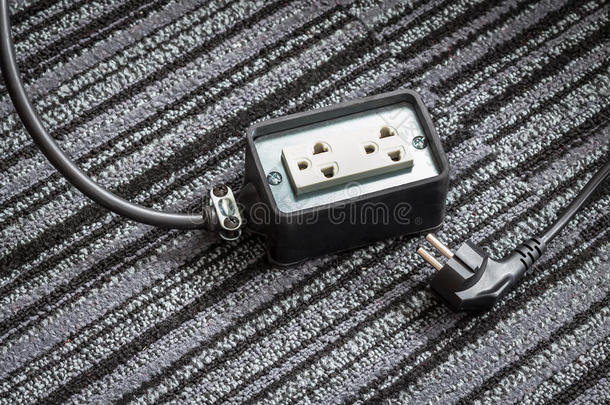 电气插座与电源插头电缆在地毯地板上，以确保安全