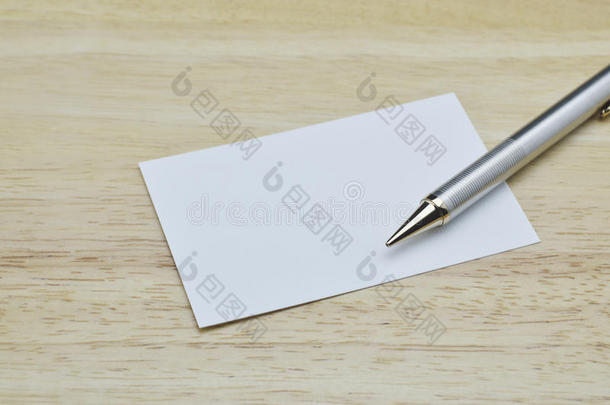 木制桌子上的空白名片和铅笔