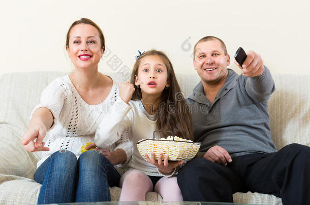 家人看电视节目