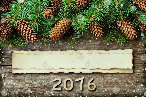 圣诞背景的冷杉树和针叶树锥在旧的老式木板，奇妙的雪效果，木制数字的新年a