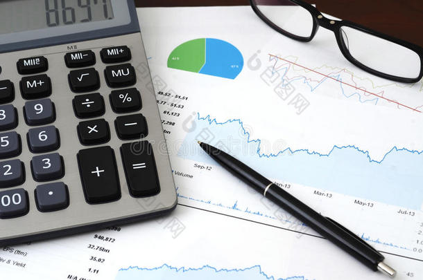 财务计划或SEO概念-销售或访客报告和图表分析