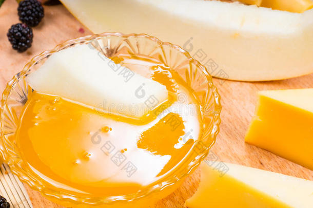 美味奶酪板上的水果蜜饯
