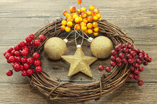 闪闪发光的<strong>金色</strong>圣诞球，<strong>铃铛</strong>，花环，和星星在木制背景与雪。