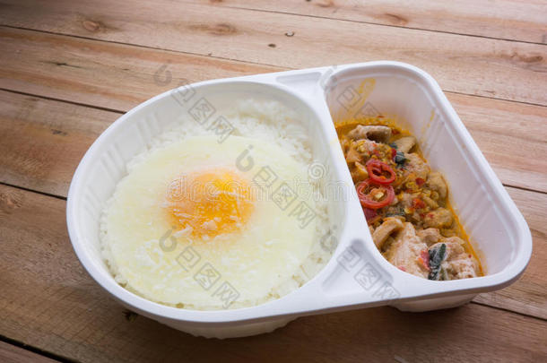 冷冻罗勒炸鸡和煎蛋方便食品
