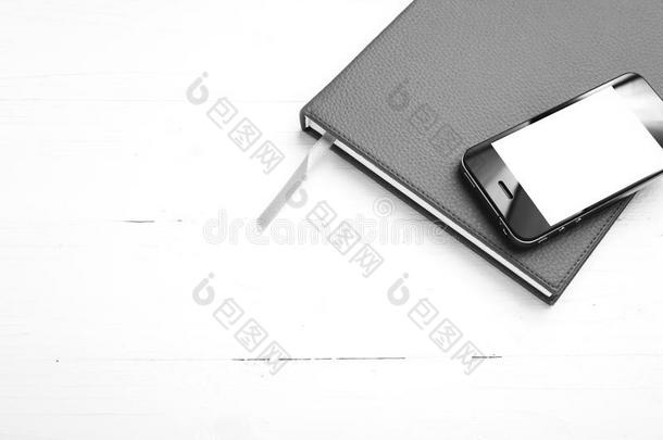 手机在笔记本上黑白色调的颜色风格
