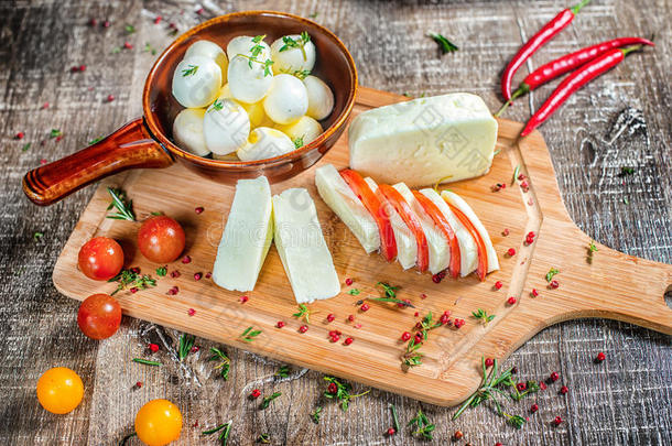 费塔奶酪或马苏里拉奶酪是在木板上切片的