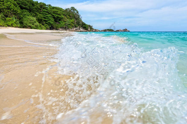 泰国西米兰国家公园的海滩和海浪