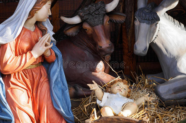 圣诞节。 耶稣诞生的场景与生命大小的雕像和婴儿耶稣