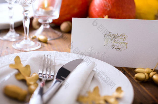 艺术快乐感恩节晚餐；秋天的桌子与南瓜