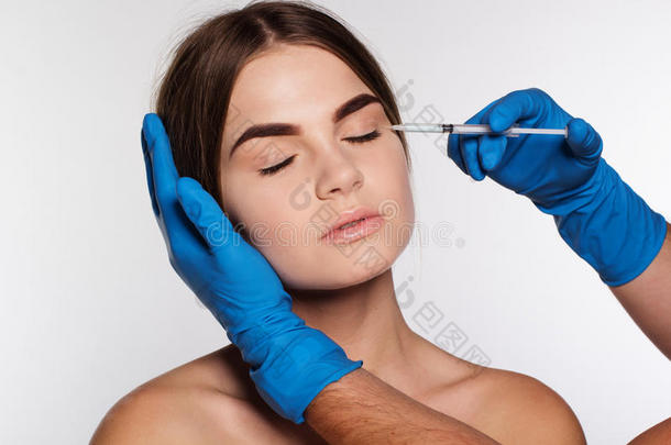 化妆品抗皱注射到女人的脸上