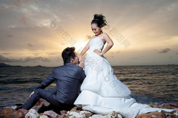 新郎<strong>吻手</strong>，海滩上的新娘