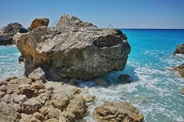 大岩石在蓝色水域的梅加利佩特拉海滩，莱夫卡达，电离群岛