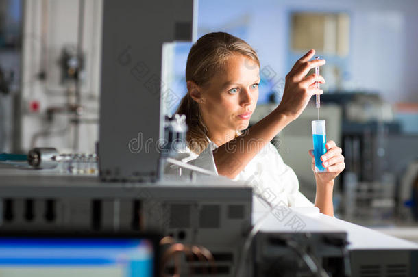 一位女研究员在实验室做研究的肖像