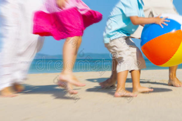 家庭玩幸福<strong>结合娱乐</strong>海滩的概念