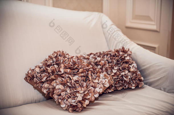 <strong>大沙发</strong>上有图案的装饰枕头