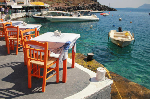 希腊海边的希腊酒馆，带着橙色木椅，