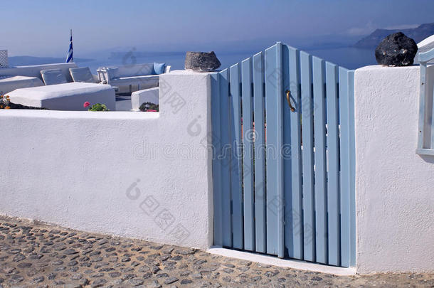 希腊桑托里尼岛白宫的蓝色木制大门
